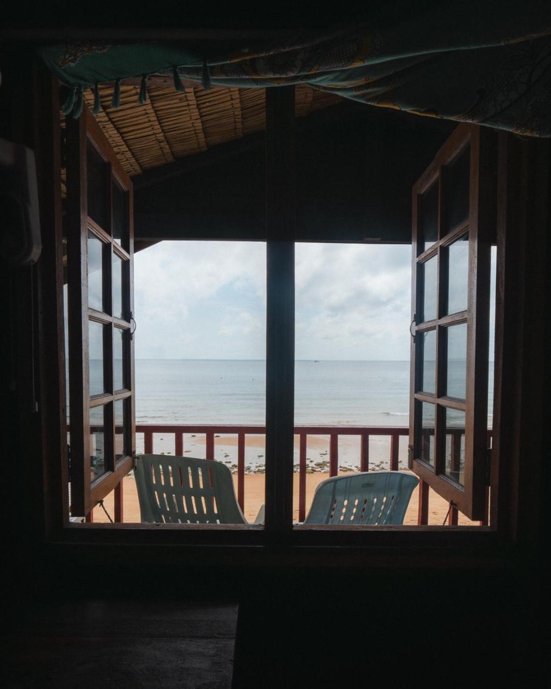 Beachfront Hut Upstairs Astra - Beach Shack Chalet Kampong Juara Exterior photo